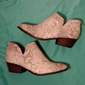 JUST HAVE FAUX GRAY SNAKESKIN BOOTIES, SIZE 10